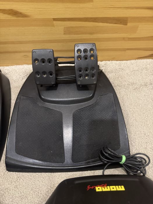 У наявності! 3 комплекти Logitech Momo Racing