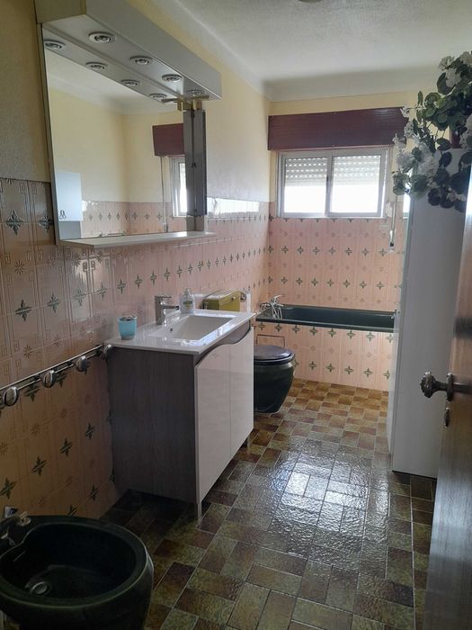 Moradia individual T6 na Covilhã com garagem para 3 carros e quintal