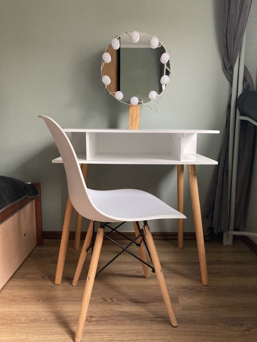 Sprzedam toaletke w stylu skandynawskim z krzesłem.