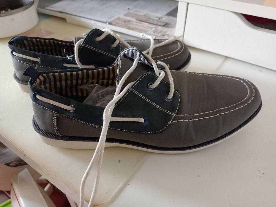 Sapatos de homem em bom estado