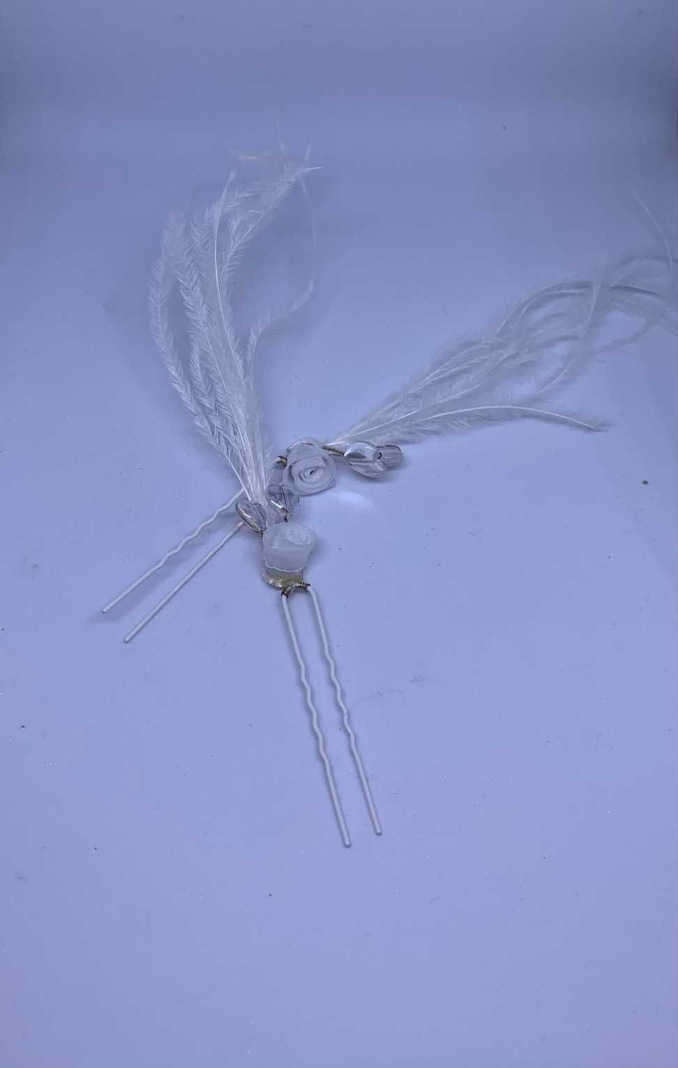 spinka kokówka ozdobna piórko białe różyczka cyrkonia elegancka ślubna