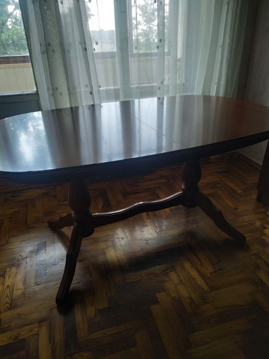 Стол срочно гостиный деревянный