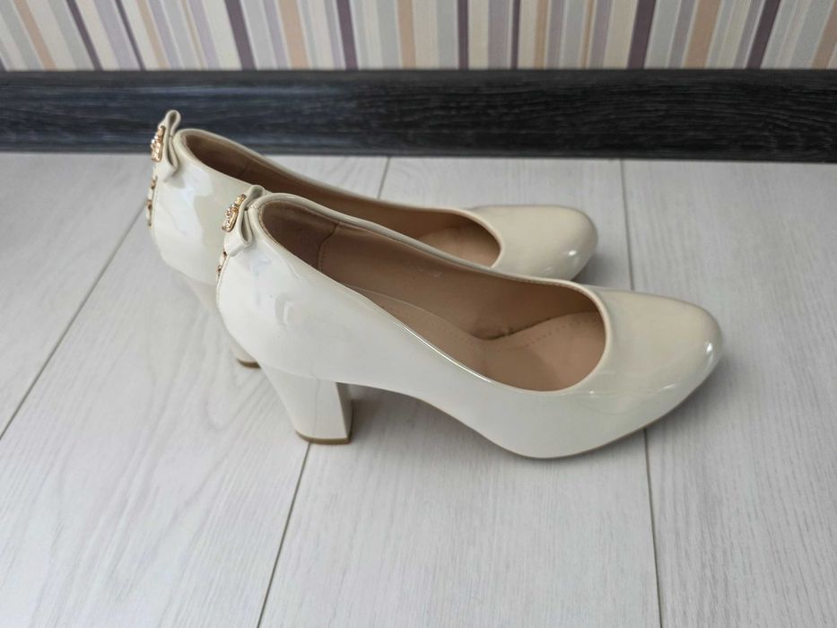 Бежеві туфлі на каблуку