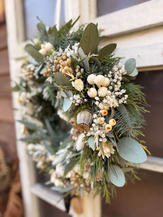 Biały zimowy wianek na drzwi naturalny