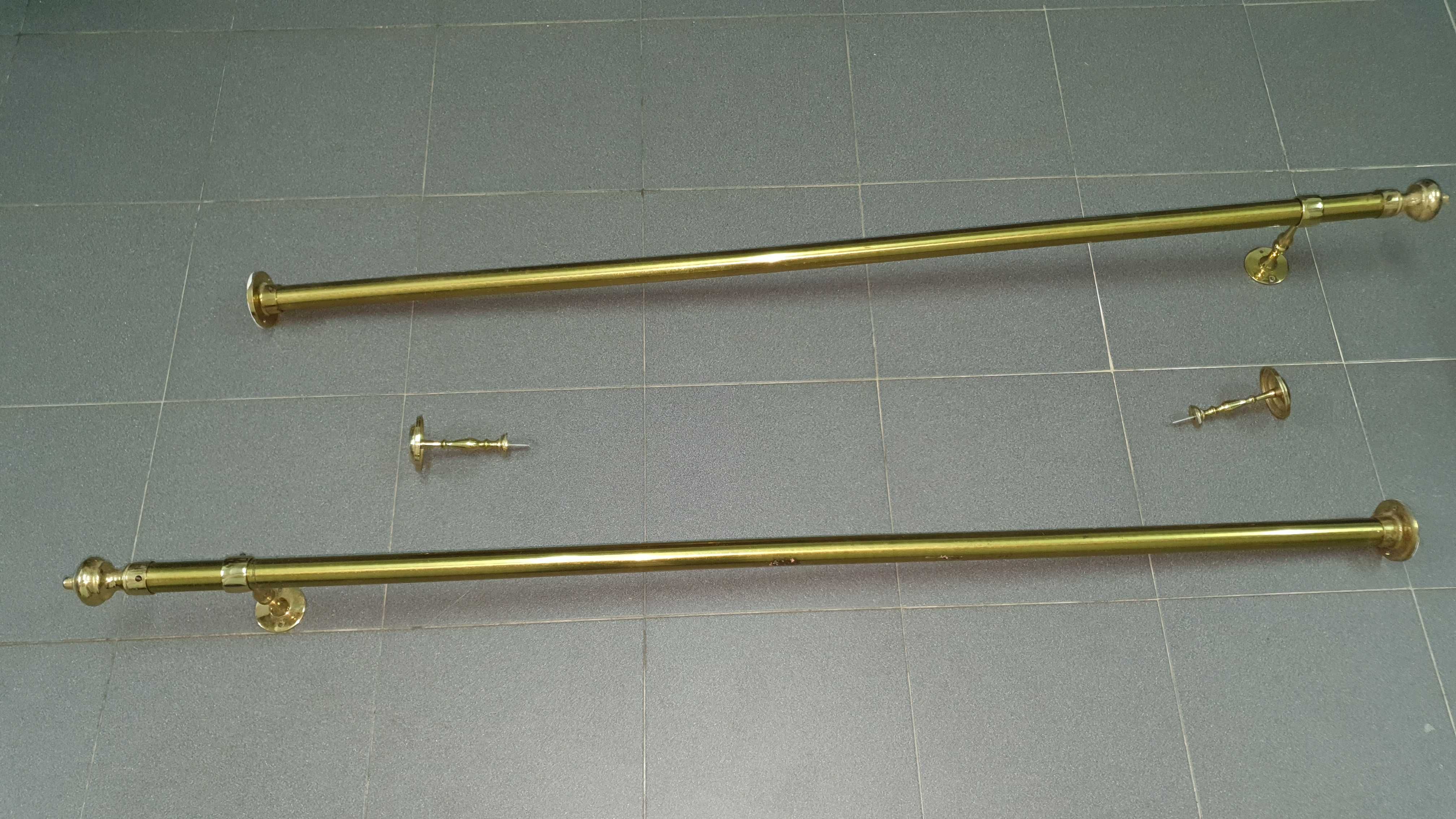 Varões para cortinados de metal dourado para janelas de canto.