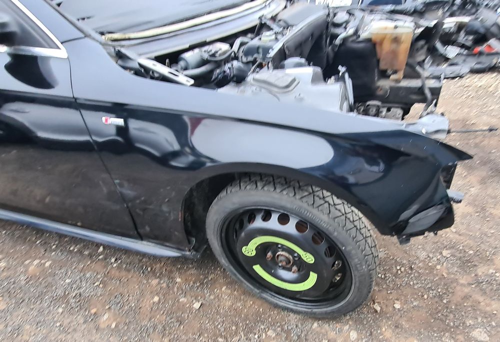 PRAWY BŁOTNIK przedni czarny przód AUDI A4 B8 2009r LZ9Y