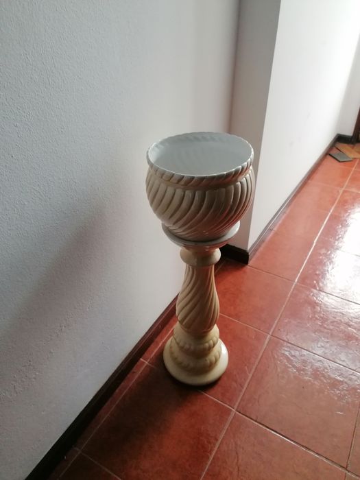 Vaso com coluna de suporte
