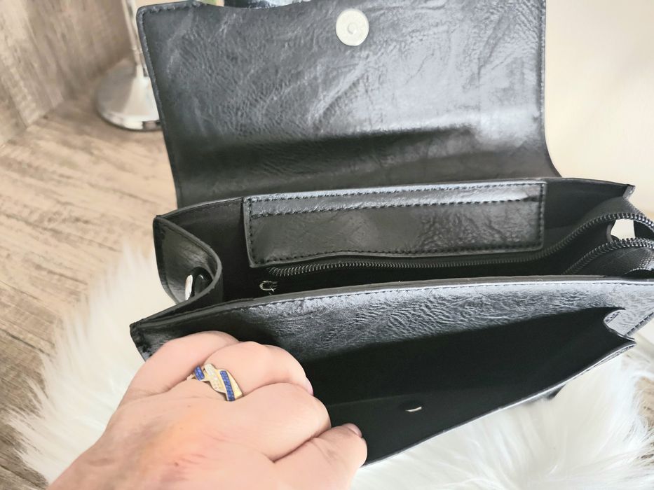 Czarna torebka listonoszka z ekoskórki