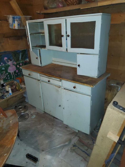 Kredens PRL do renowacji