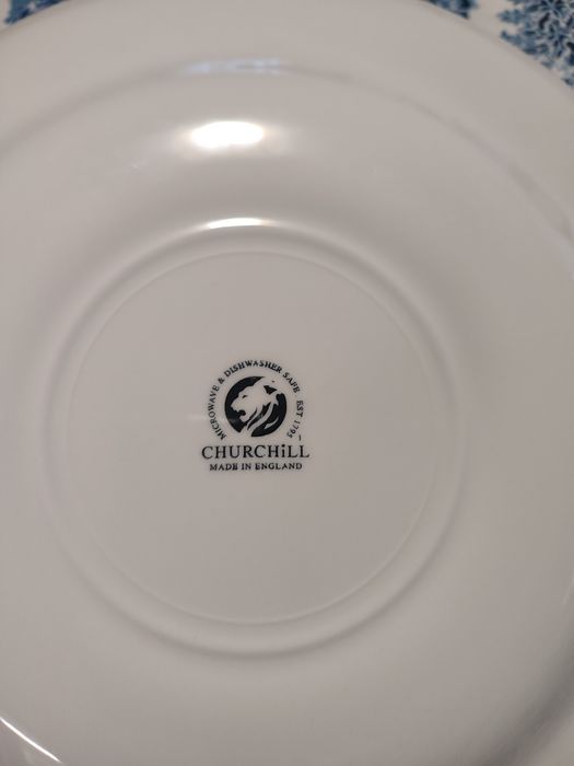 Pratos Churchill com faiança azul