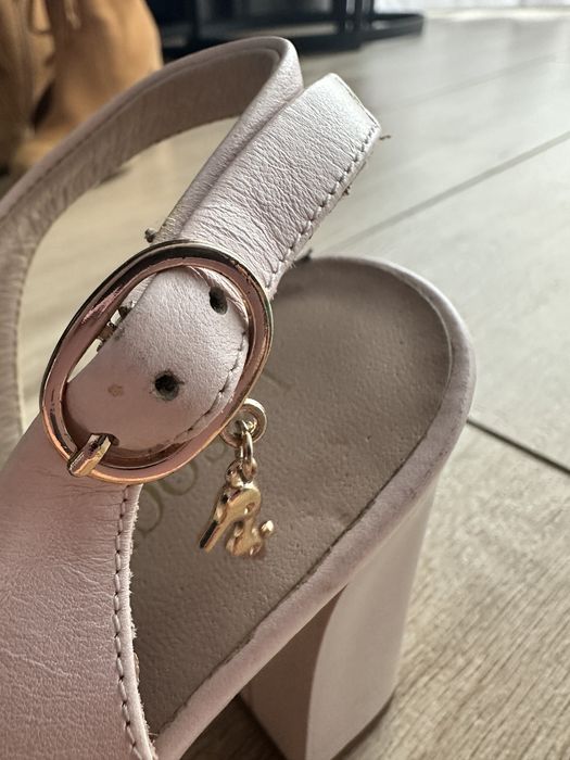 Beżowe sandały na słupku Lasocki