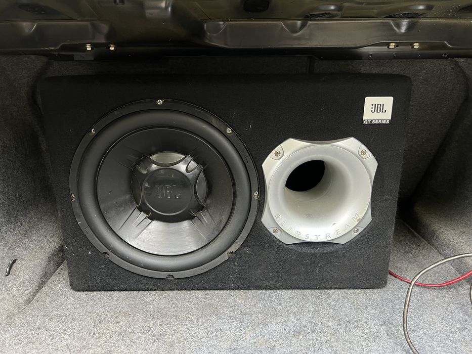сабвуфер JBL GT5-1204BR