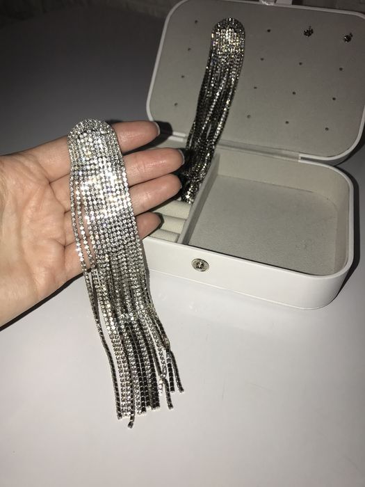 Довгі сережки зі стразами – блискучі, як нові, для свят і фотосесій