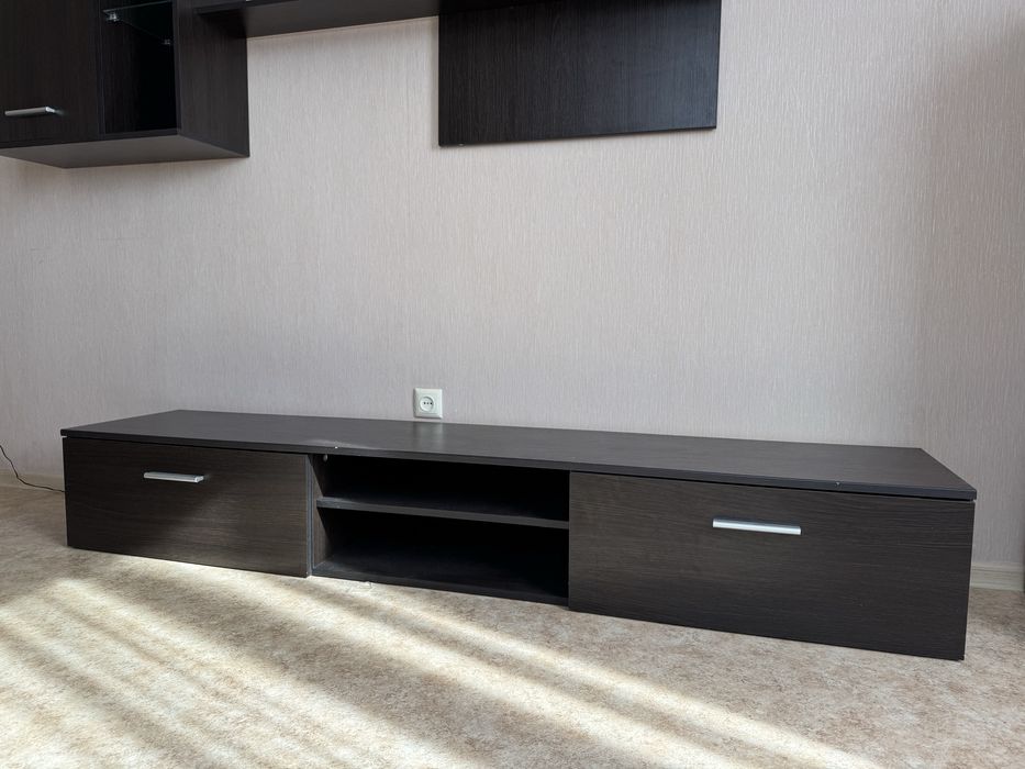 Тумба під телевізор та настінні полиці