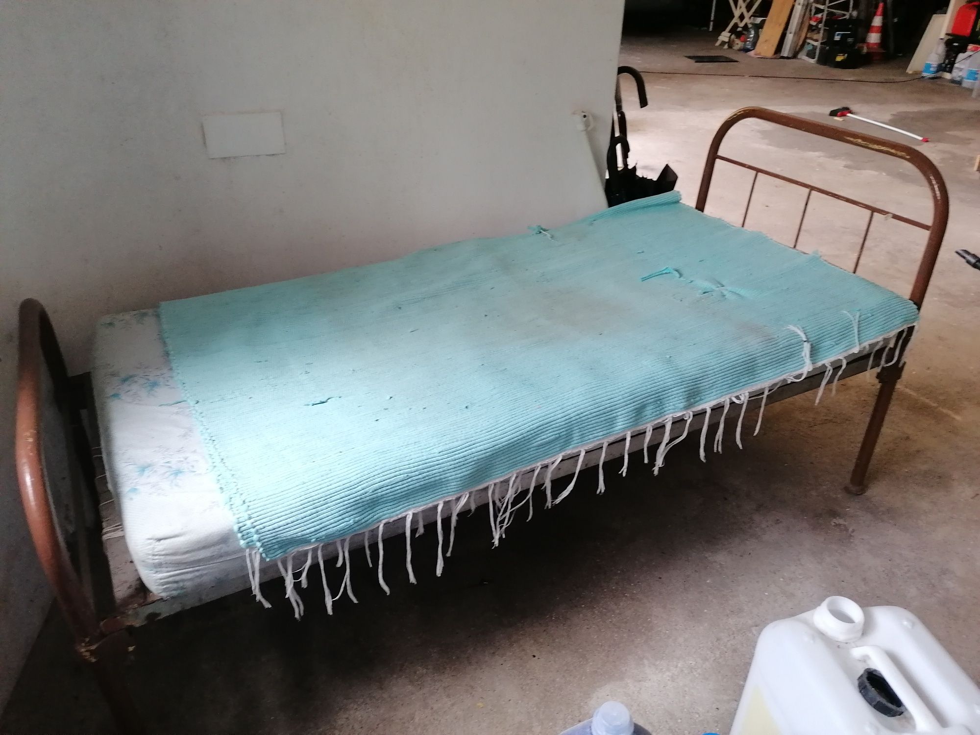 Cama em ferro...