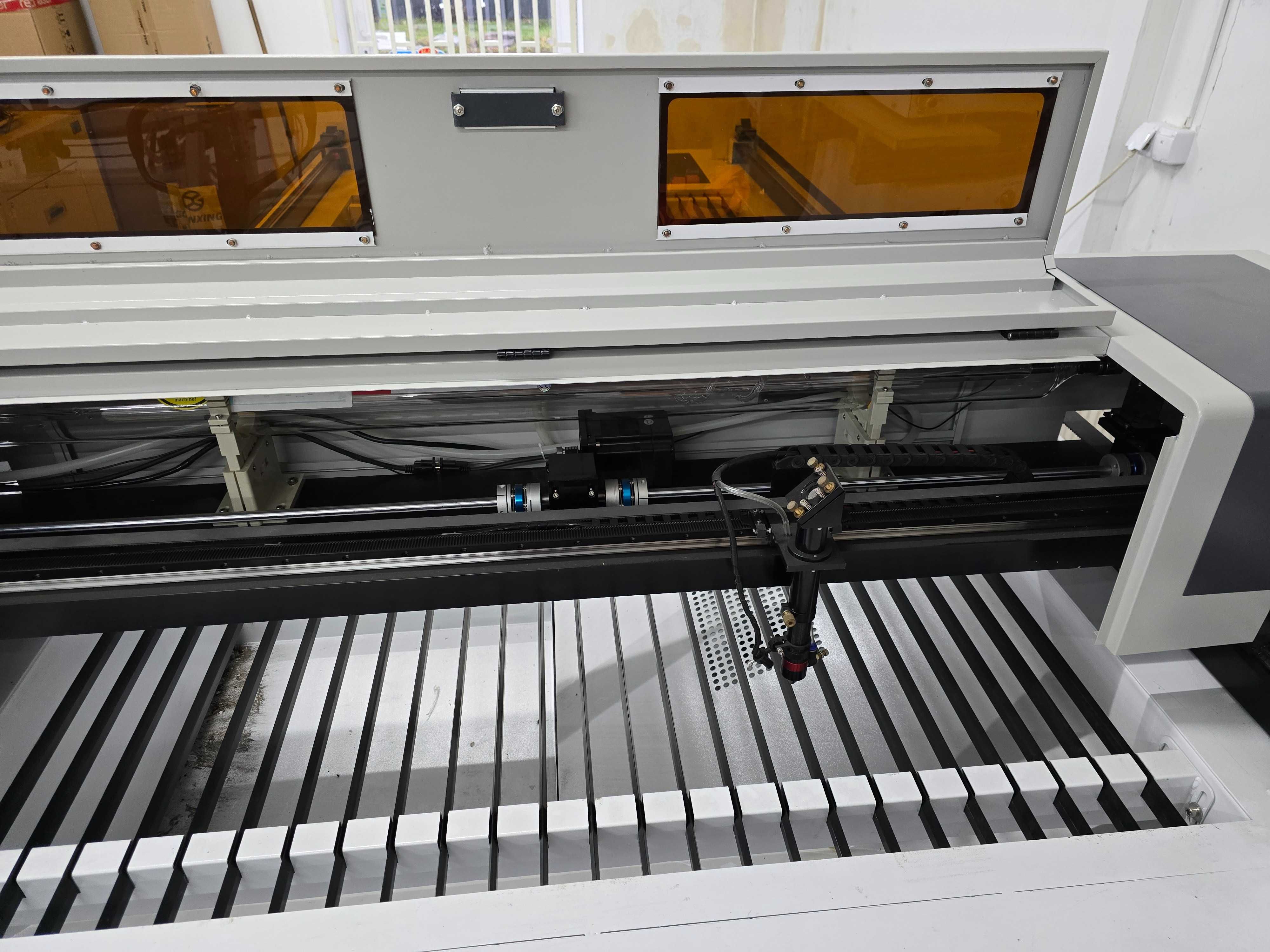 Laser CO2  160W   stół roboczy  1300x2500