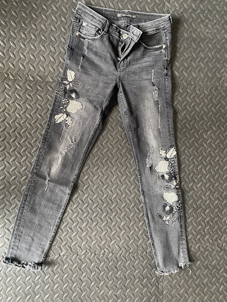 Spodnie jeans Zara rozm. 34 z haftem