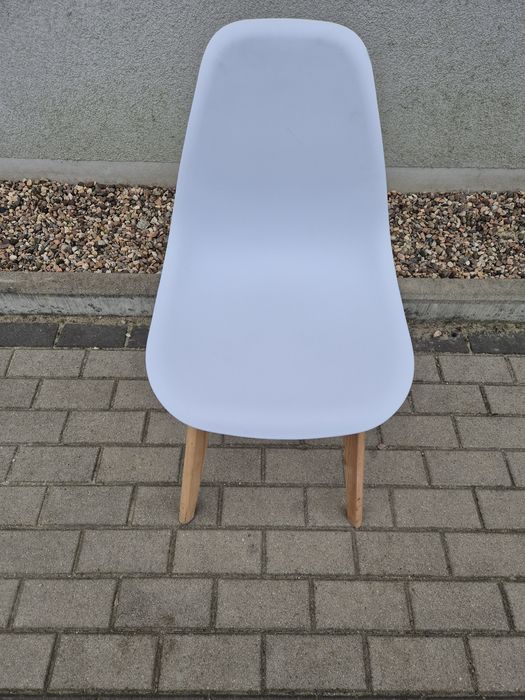 Krzesła białe skandynawskie