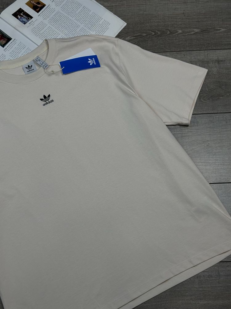 оригінальна оверсайз футболка Adidas з нових колекцій