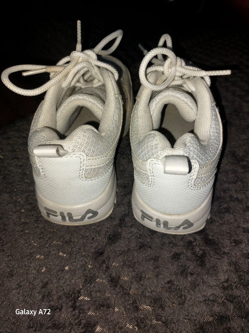 Białe adidasy Fila