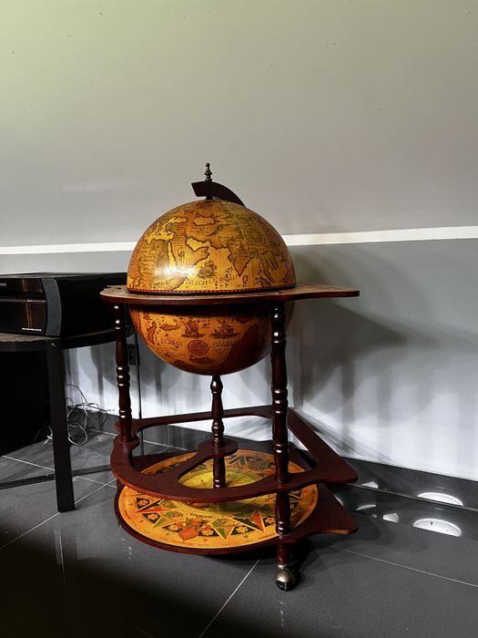 Globus bar retro – stylowy barek na alkohole z półkami