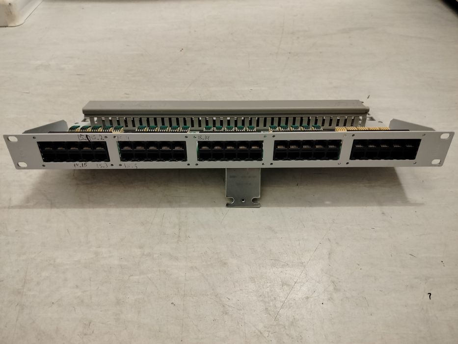 Патч-панель R&M 24 портова