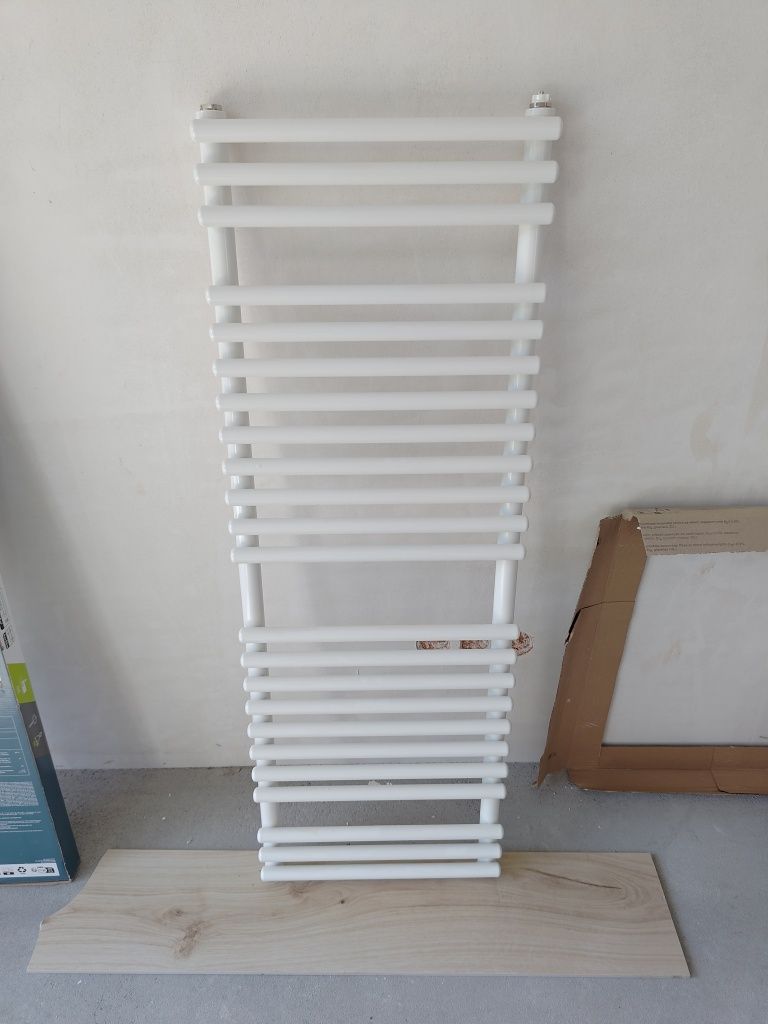 Grzejnik łazienkowy NOWY 40x114cm, rozstaw 37cm