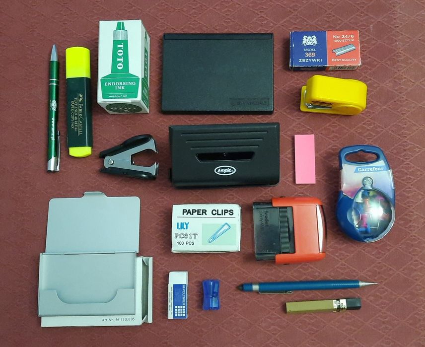 Zestaw niezbędnych elementów biurowych