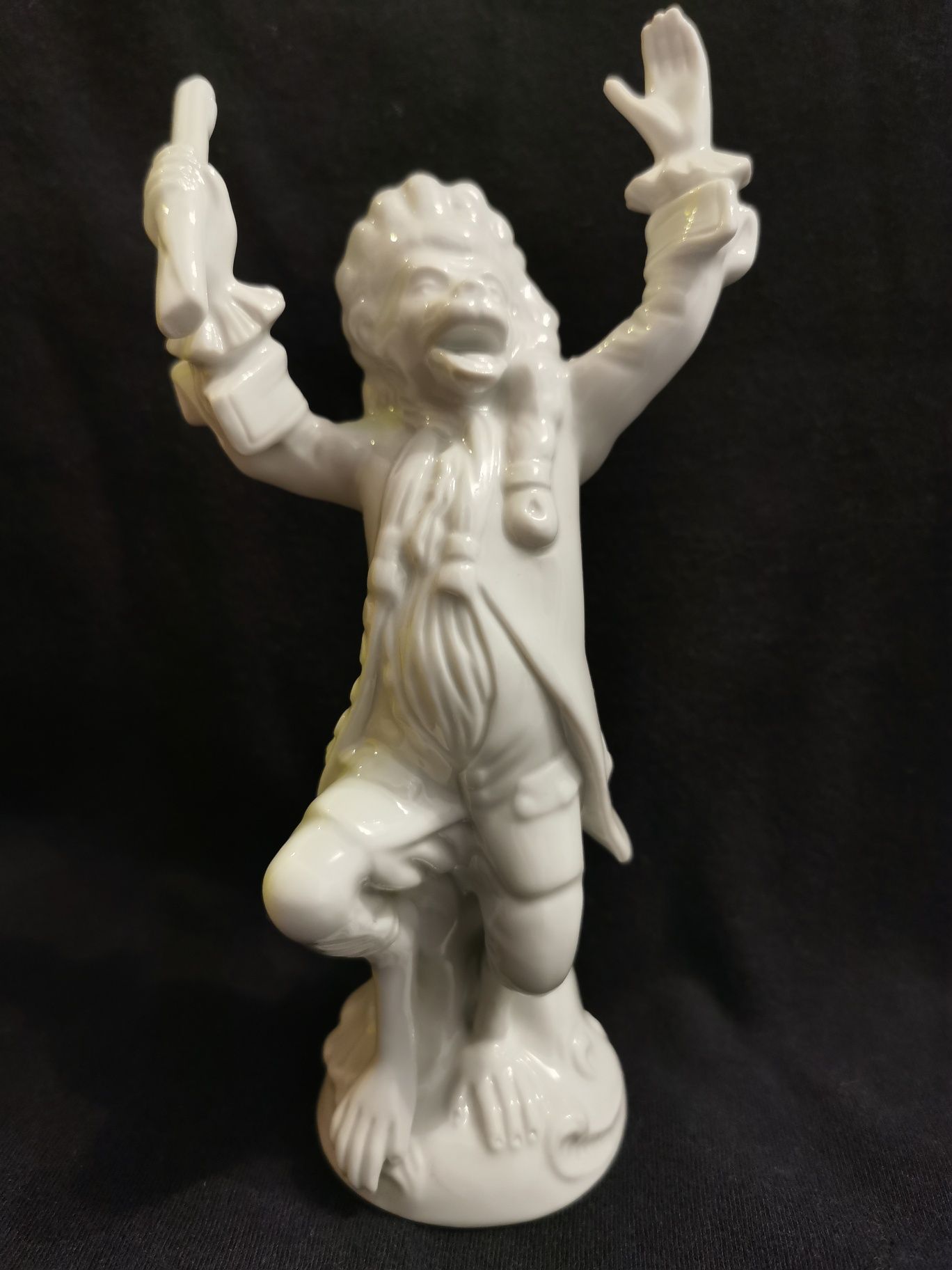 Figurka porcelanowa małpi dyrygent
