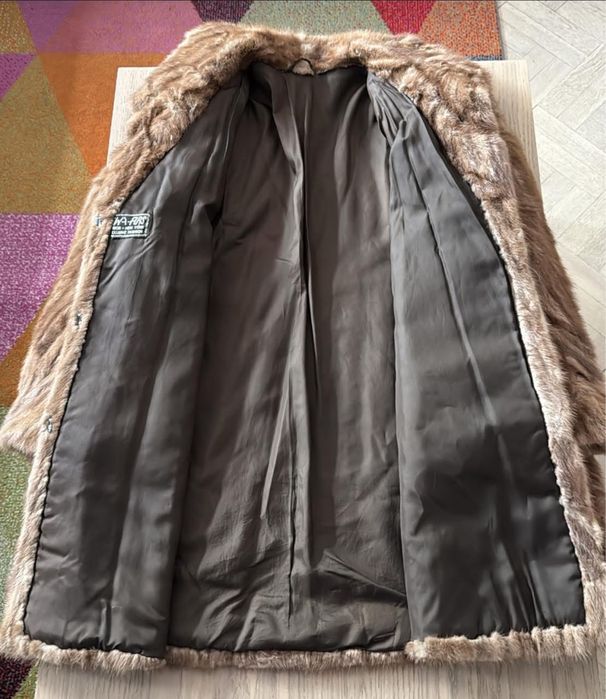 Karmelowe futerko z norek, z kołnierzem i kieszeniami