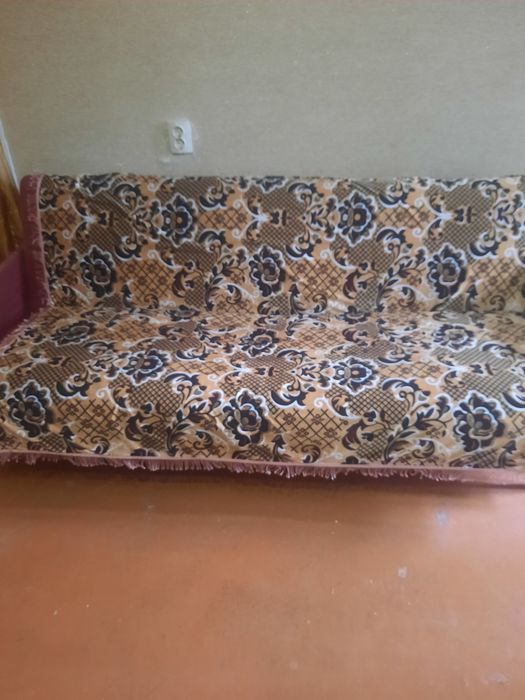 Меблі кухонні, стінка, диван, тумбочки