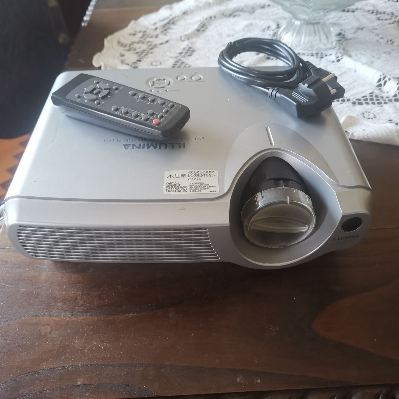 Projector Hitachi 1.200 ansi lumens.
