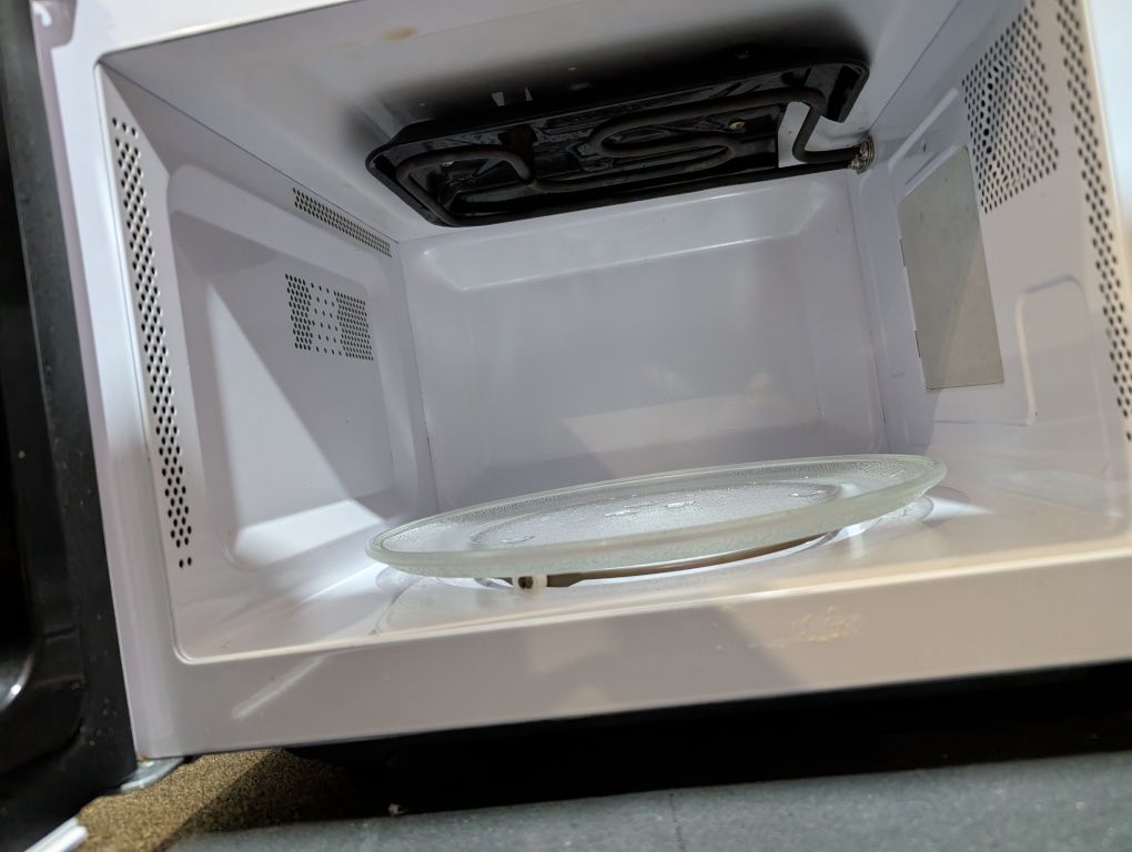 Microondas Teka. Com avaria mas liga.