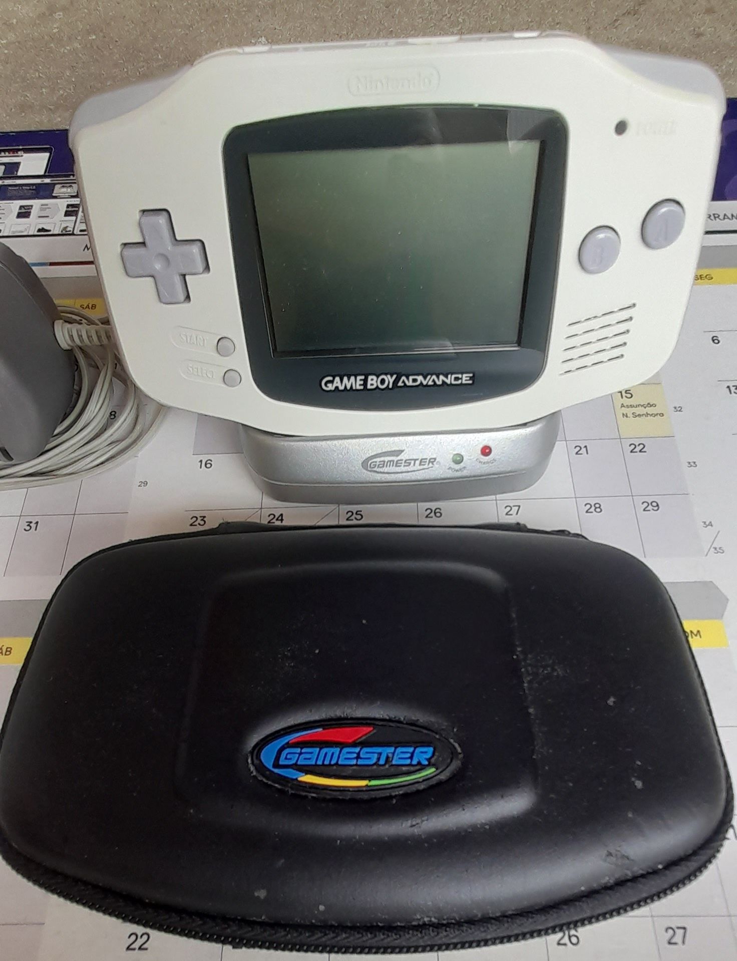 Gameboy Advanced com carregador, base para carregar e bolsa Gamester