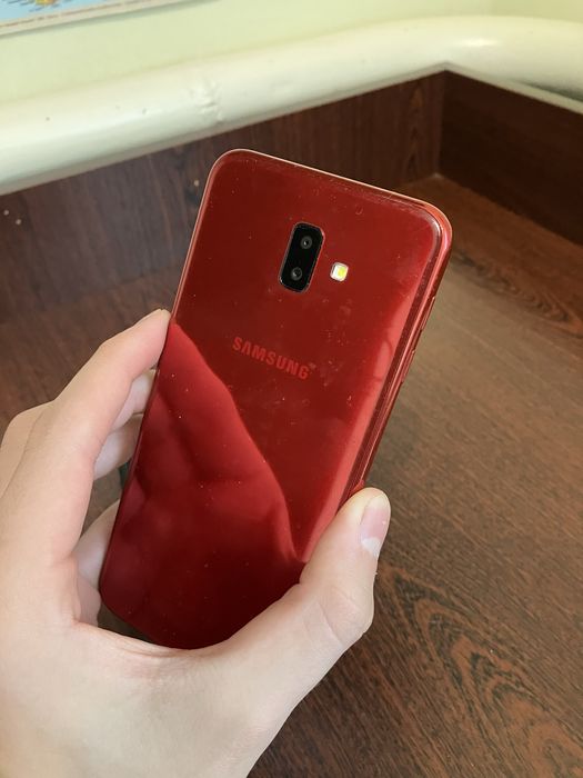 Galaxy J6+ з чехлом