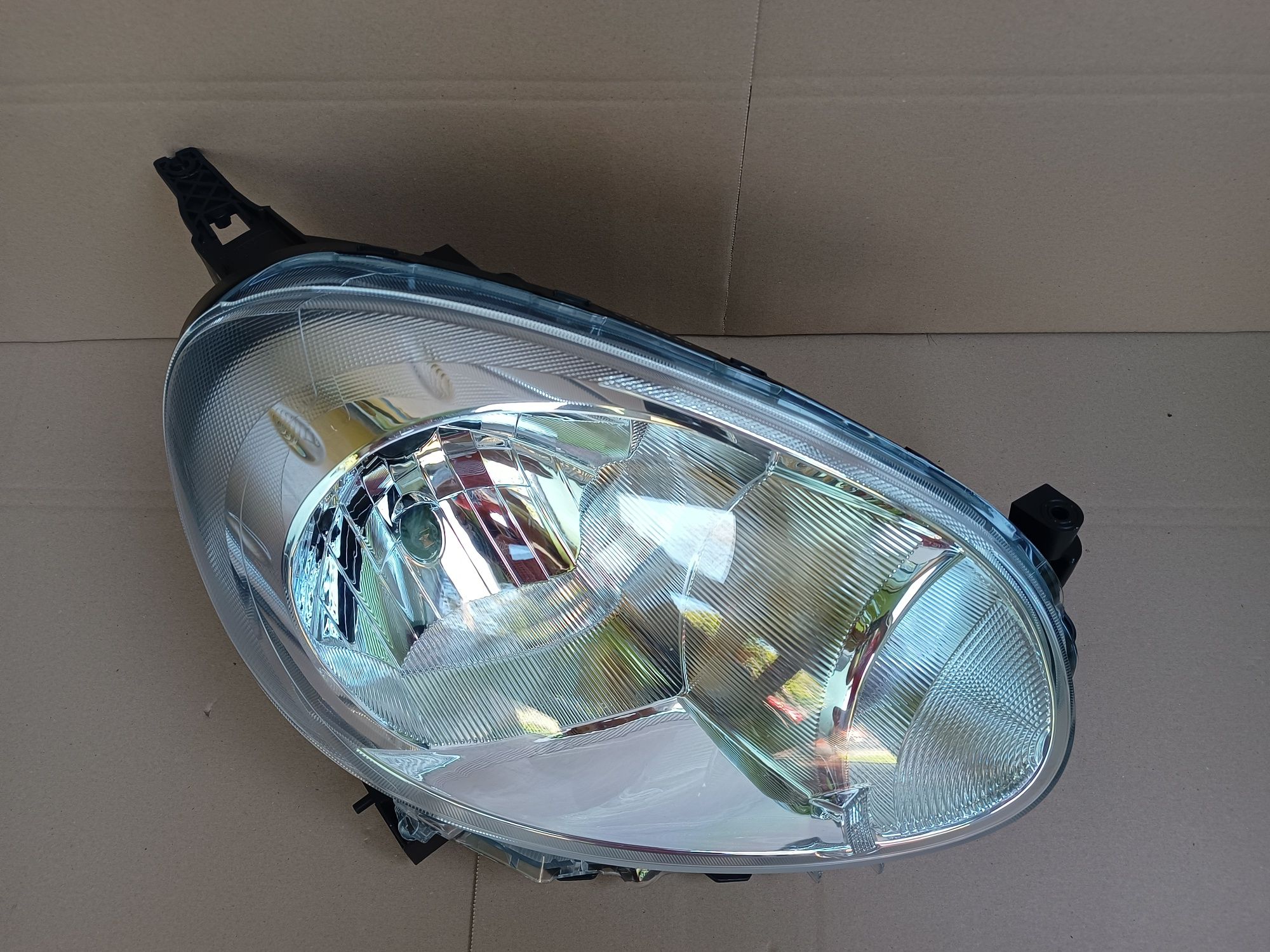 Nissan Micra K13 rok 2010-13 lampa prawa NOWA