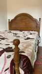 Cama de casal de madeira, com colchão