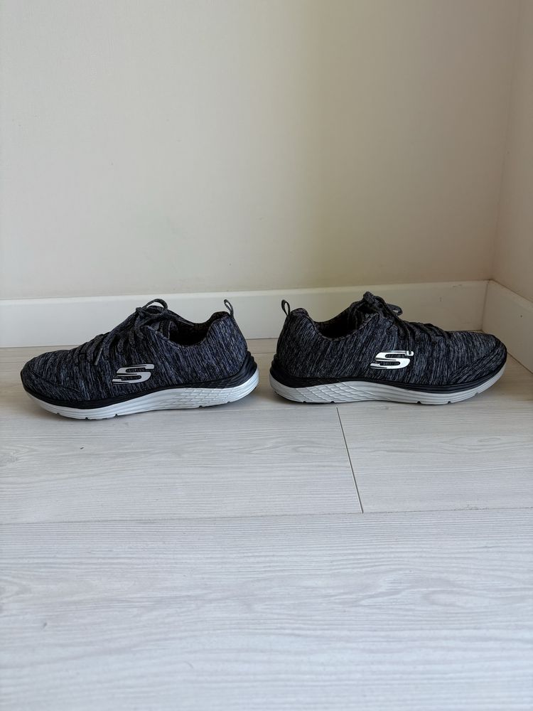 Нові жіночі кросівки Skechers Relaxed Fit. Розмір 39. Устілка 26 см.
