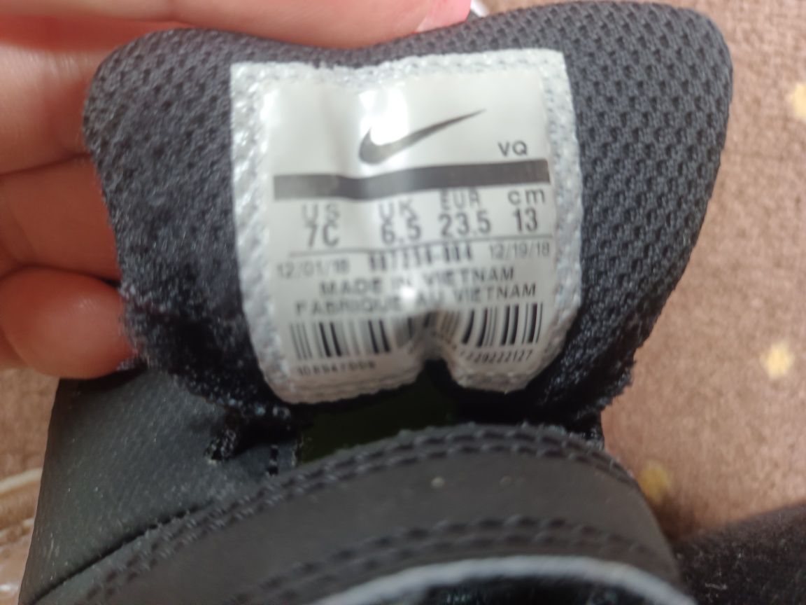 Buciki sportowe adidasy Nike 23,5 24 13 cm czarne