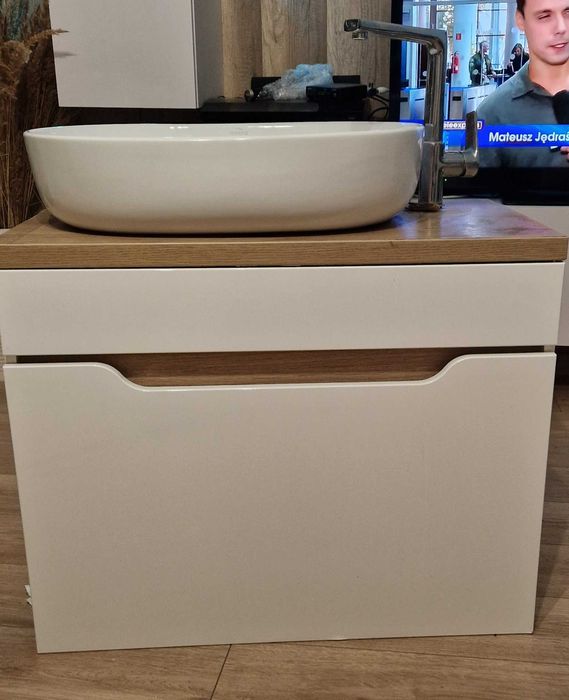 Szafka z umywalką i kranem