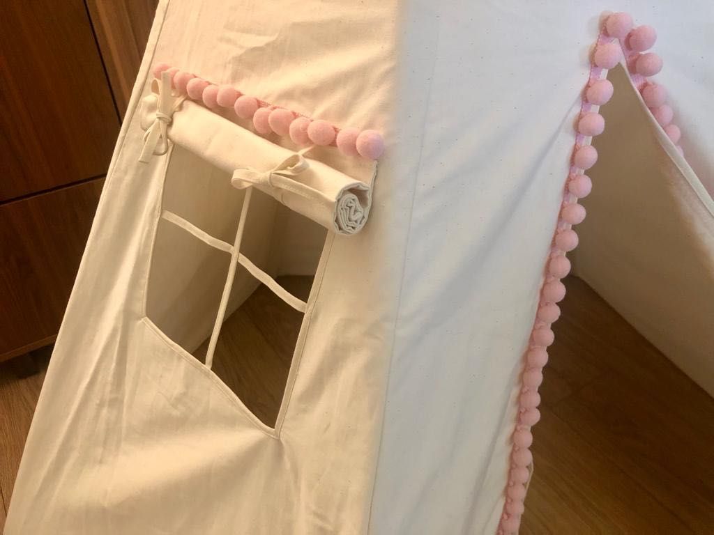 Teepee (tenda) creme com pompons cor de rosa