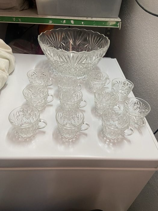 Uma tigela grande com 12,tacinhas igiais