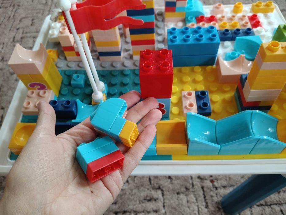 Набір конструктору + столик + стільчик