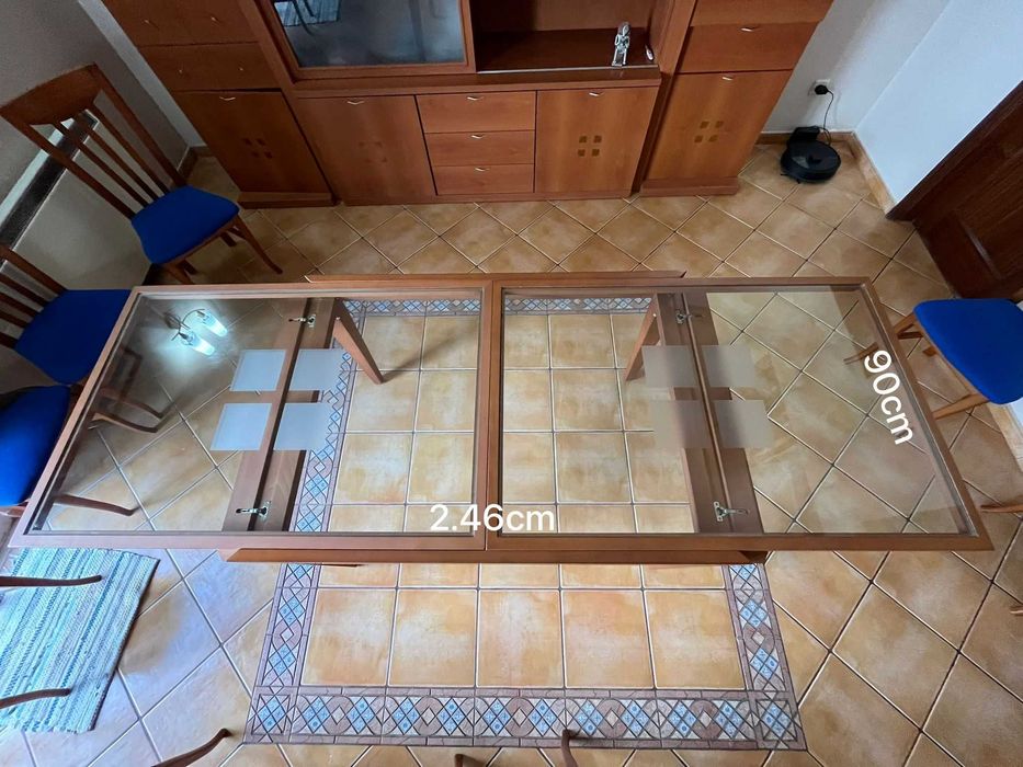 Mesa de Jantar em cerejeira, 130cm a 245cm por 90cm com 8 cadeiras.