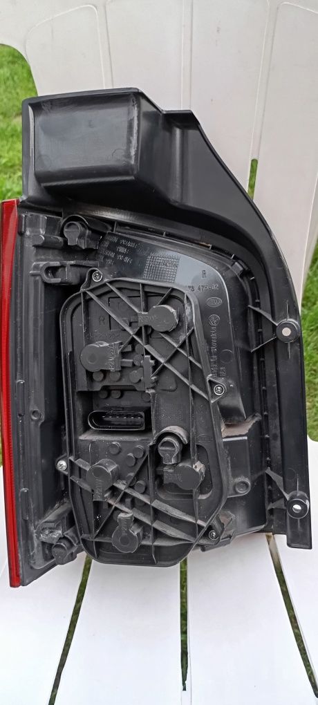 Lampa tył VW T5 Lift strona prawa stan bdb. Oryginalna Ciemna