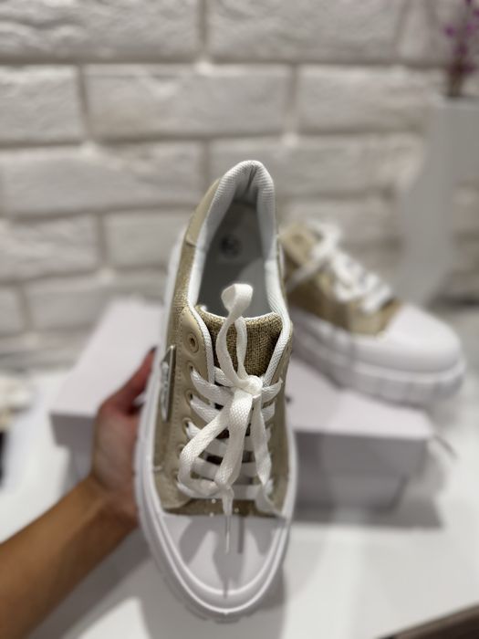 Buty bezowo-biale na wyzszej podeszwie