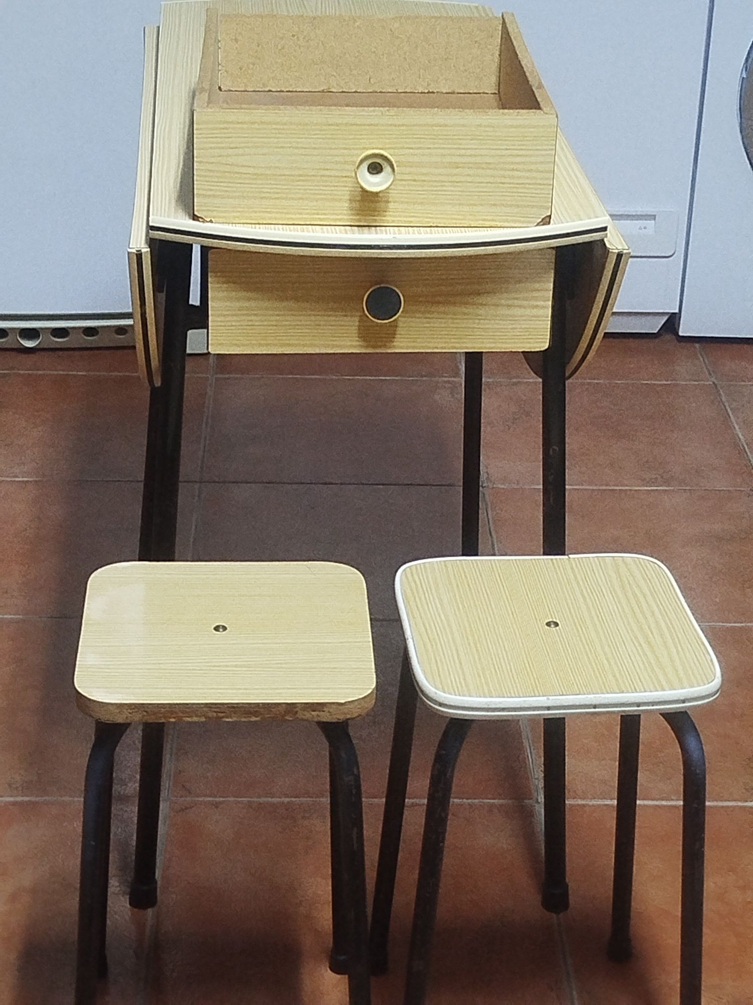 Mesa e dois bancos em formica