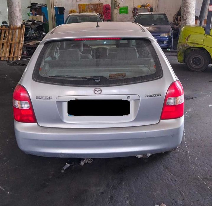 Mazda 323F para peças