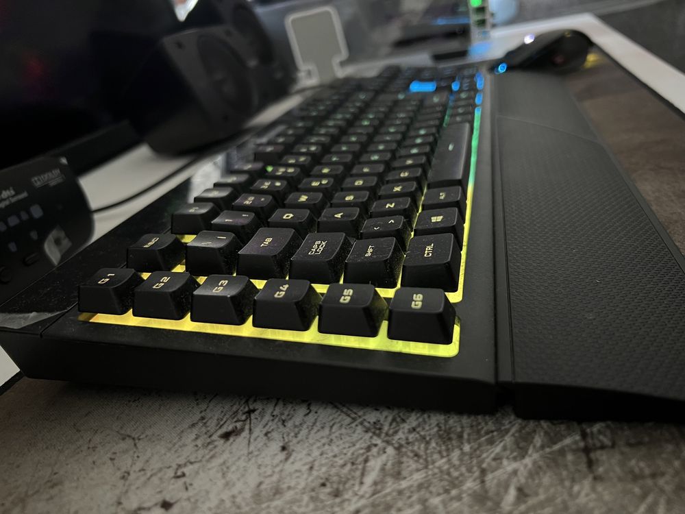 Teclado Corsair K55 RGB