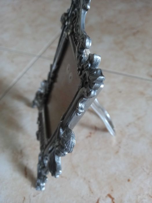Moldura de estanho, para fotos. Nova. Trabalhada manualmente.